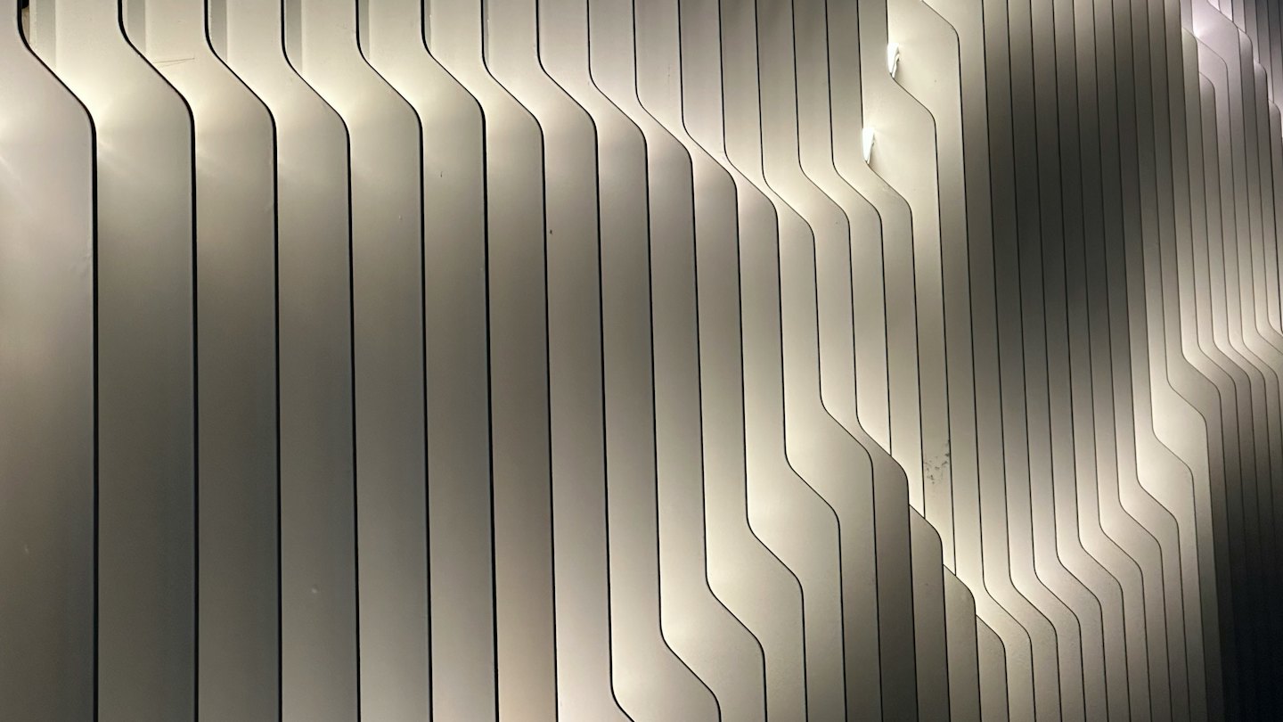 Panneaux muraux modernes ondulés avec rétroéclairage lumineux.