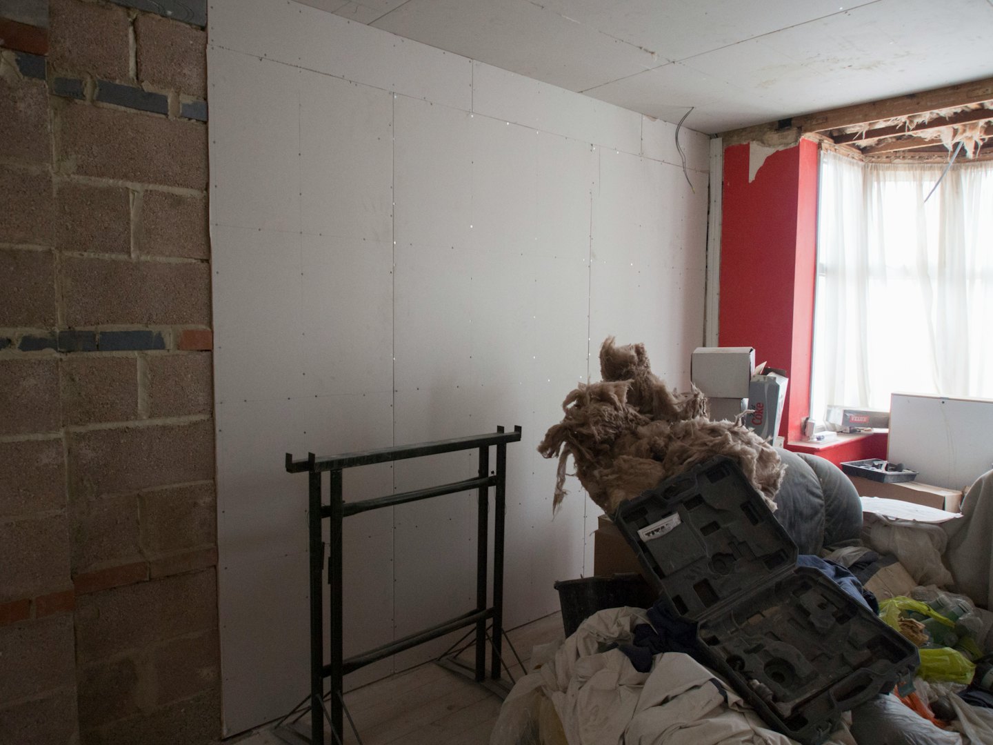 Des matériaux de construction sont dans une pièce pendant la rénovation d'une maison.