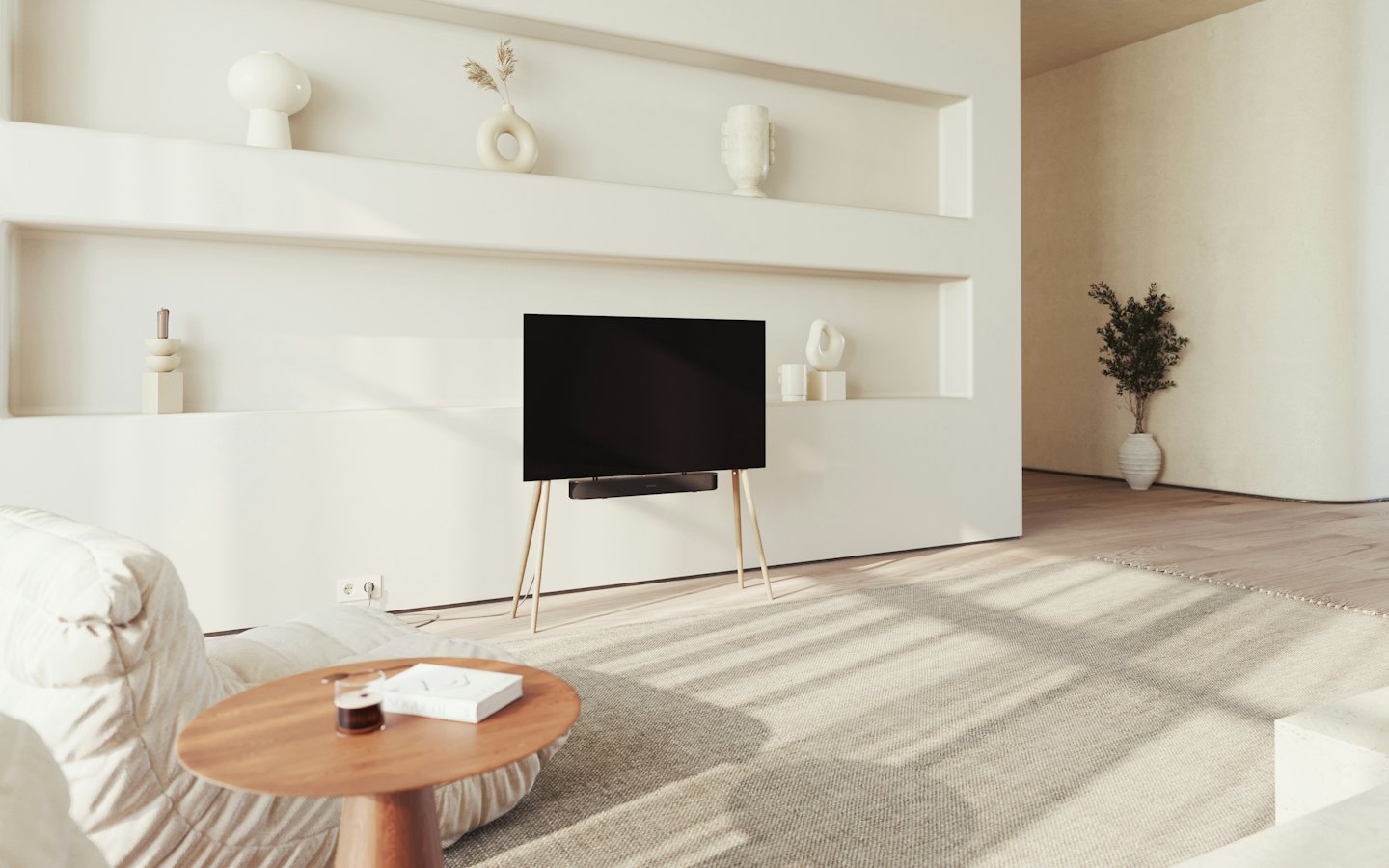 La lumière du soleil pénètre dans un salon moderne avec un canapé crème.